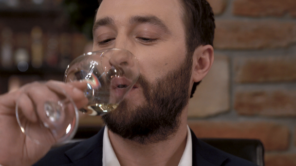 Closeup of a bearded man's face wiping his mouth with a napkin in a fine dining restaurant. - Metraje, vídeo