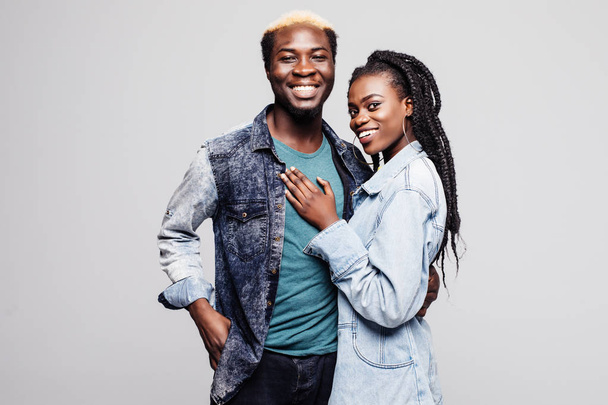 Retrato de una encantadora pareja afroamericana joven abrazándose aislada sobre blanco
 - Foto, Imagen