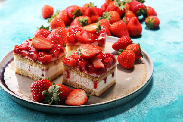 pastel de fresa con fresas frescas y crema batida
. - Foto, imagen