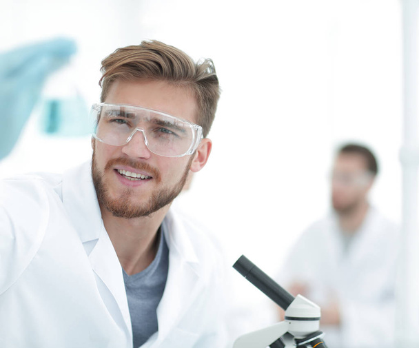 closeup.a scientist doing experiments in the laboratory - Foto, afbeelding