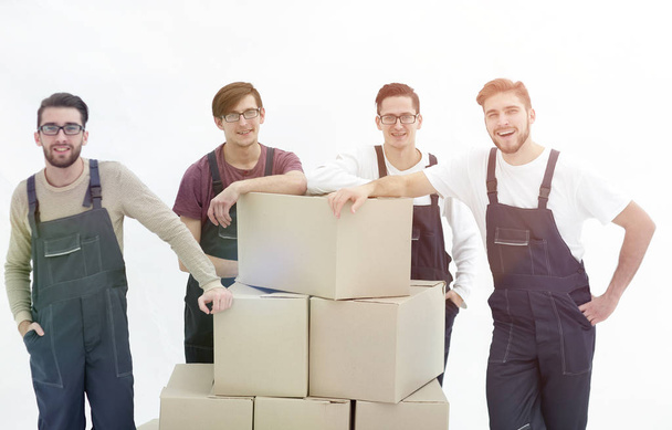 Чоловіки тримають купу картонних коробок ізольовані на білому тлі
 - Фото, зображення