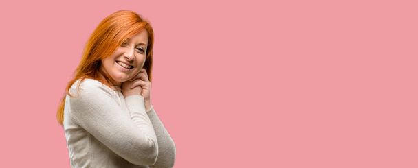 Güzel genç Kızıl saçlı kadın kendinden emin ve mutlu bir büyük doğal gülümseme gülmek ile - Fotoğraf, Görsel