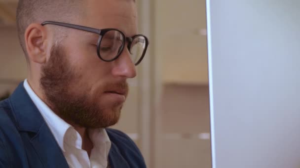closeup προφίλ άνδρας με γενειάδα στο γραφείο - Πλάνα, βίντεο