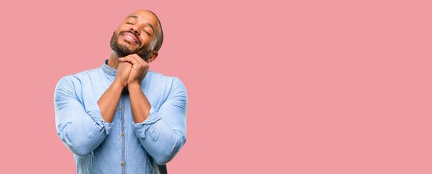 Afrikanisch-amerikanischer Mann mit Bart selbstbewusst und glücklich mit einem großen natürlichen Lächeln lachen - Foto, Bild