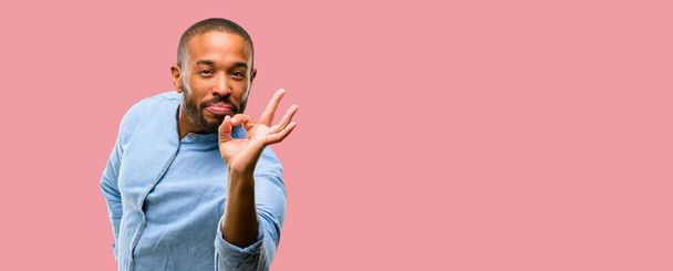 Afro-amerikai férfi szakállal csinál rendben van jel kézzel, hagyja jóvá a gesztus - Fotó, kép