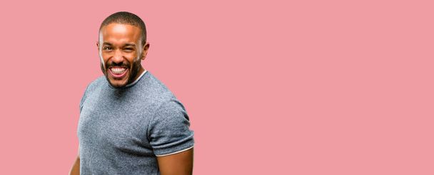 Homme afro-américain avec barbe en colère et froncements de sourcils stressants face à l'insatisfaction, irrité et agacé, exprimant la colère
 - Photo, image