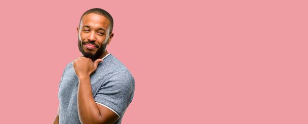 Uomo afroamericano con la barba pensare premuroso con la faccia intelligente, esprimendo domande e dubbi. Immaginate la soluzione
 - Foto, immagini