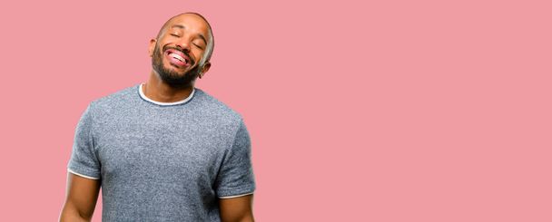 Hombre afroamericano con barba segura y feliz con una gran sonrisa natural riendo, expresión natural
 - Foto, Imagen