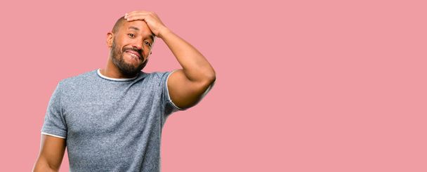 Afrikanisch-amerikanischer Mann mit Bart erschrocken und nervös ausdrückende Angst und Panik Geste, überwältigt - Foto, Bild