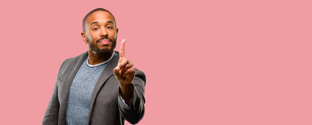 Африканский американец с бородой, поднимающий палец, номер один
 - Фото, изображение