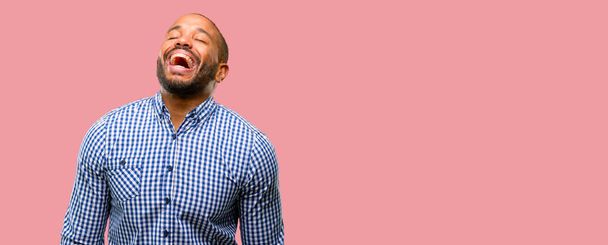 Αφρικανική αμερικανική άνδρα με μούσι αυτοπεποίθηση και χαρούμενοι με ένα μεγάλο φυσικό χαμόγελο γελώντας - Φωτογραφία, εικόνα