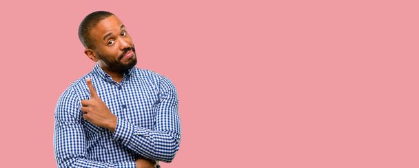 Africano americano com barba apontando lado a lado com o dedo
 - Foto, Imagem