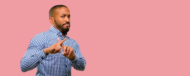 African american człowieka z brodą poirytowany złe nastawienie Dokonywanie znak stop z ręki, mówiąc: nie, wyrażając bezpieczeństwa, obrony lub ograniczenia, może popychając - Zdjęcie, obraz
