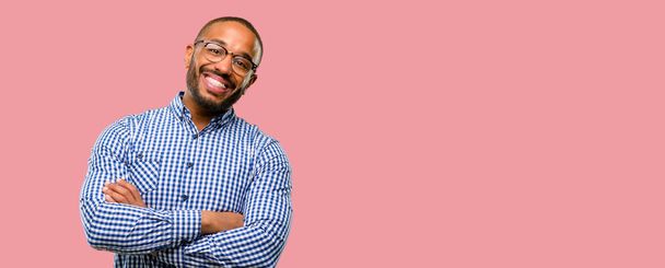 Afro-amerikai férfi szakállal keresztezett karokkal, magabiztos és elégedett egy nagy természetes mosoly, nevetés - Fotó, kép