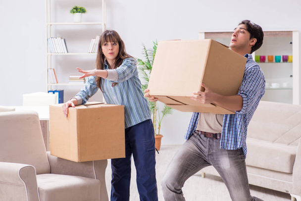 Молодая семья переезжает в новую квартиру после погашения ипотеки - Фото, изображение