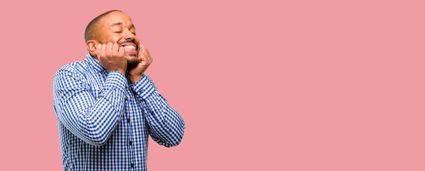 Афроамериканців людини борода впевненим та задоволений великий усмішкою природні сміятися - Фото, зображення