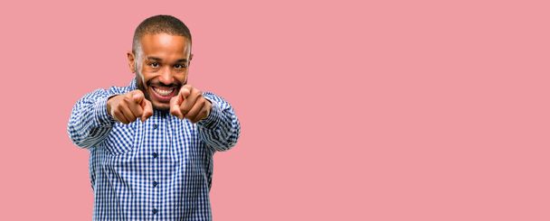 Afro-Américain avec la barbe pointant vers l'avant avec le doigt
 - Photo, image