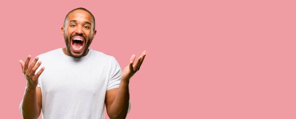 Africain américain avec barbe heureux et surpris acclamations exprimant wow geste
 - Photo, image