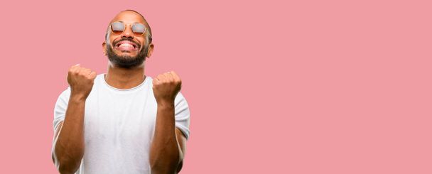 ひげ幸せと興奮祝う勝利大成功、力、エネルギーおよび肯定的な感情を表現することでアフリカ系アメリカ人。新しい仕事の喜びを祝う - 写真・画像