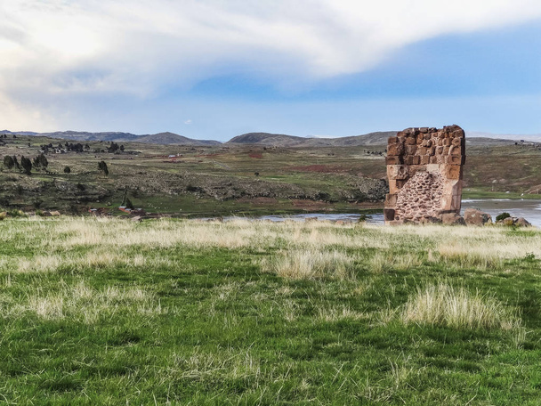Grobowce sillustani w pobliżu jeziora titicaca w peru - Zdjęcie, obraz