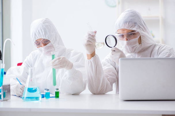 Dos científicos trabajando en el laboratorio químico - Foto, Imagen