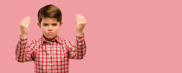 Beau tout-petit enfant aux yeux verts geste de colère geste italien typique avec la main, regardant vers la caméra
 - Photo, image