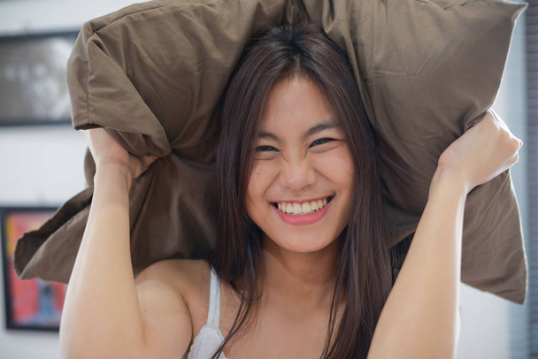 asiatische teen Pyjamas auf die Bett lächeln schön - Foto, Bild