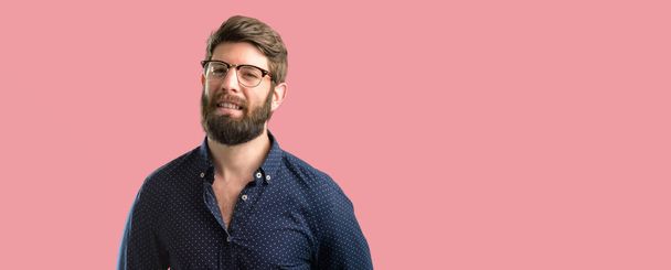 Homem jovem hipster com barba grande confiante e feliz com um grande sorriso natural rindo
 - Foto, Imagem