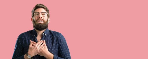 Kalp, elleriyle büyük sakallı genç hipster adam sevgi ve sağlık kavramı ifade - Fotoğraf, Görsel