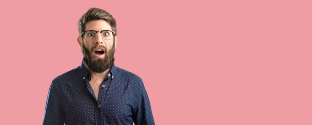 Молодой хипстер с большой бородой счастлив и удивлён приветственным жестом
 - Фото, изображение