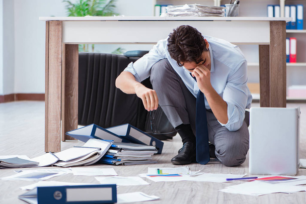Bankrupt businessman angry in the office floor - Foto, Imagen