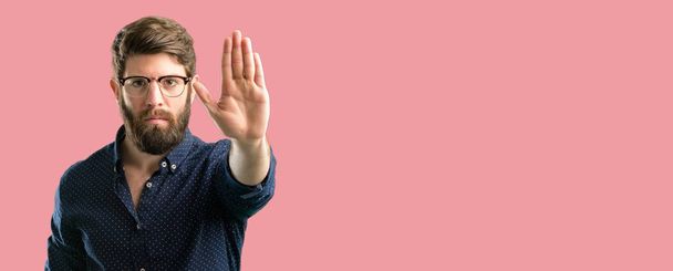 Hayır, güvenlik, savunma veya kısıtlama, belki iterek ifade büyük sakallı genç hipster adam kötü tutum dur işareti el ile yapma ile rahatsız - Fotoğraf, Görsel