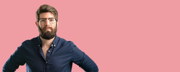 Homem jovem hipster com barba grande confiante e feliz com um grande sorriso natural rindo
 - Foto, Imagem