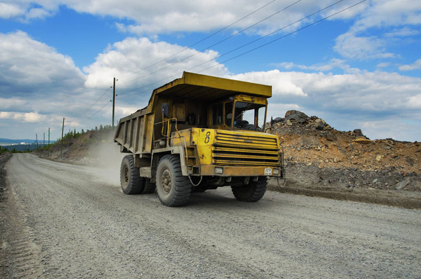 BelAZ truck transports ore on a dirt road - Foto, Imagem