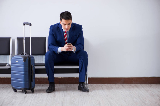 Mann wartet in Flughafen-Lounge auf Boarding - Foto, Bild