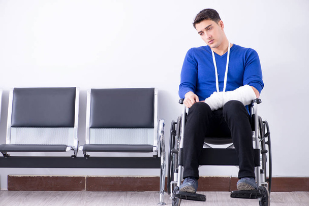 Homme désespéré attendant son rendez-vous à l'hôpital avec cassé - Photo, image