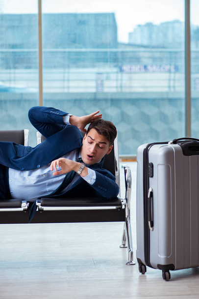 Бизнесмен ждет в аэропорту своего самолета в бизнес-клане - Фото, изображение