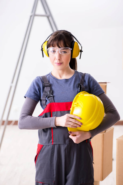 Γυναίκα εργολήπτης με ακουστικά ακύρωσης θορύβου - Φωτογραφία, εικόνα