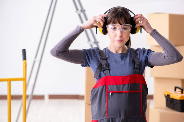 Trabajadora contratista con auriculares de cancelación de ruido - Foto, Imagen
