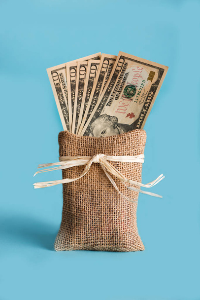 Американских долларов наличные деньги на мешок - Фото, изображение