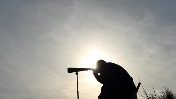 man with spyglass outdoors profile silhouette - Footage, Video