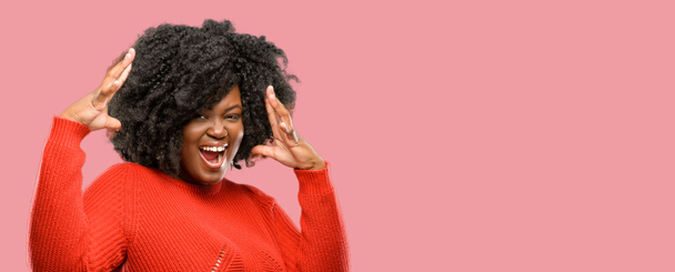 Krásná Africká žena šťastná a překvapen, fandění exprimují wow gesto - Fotografie, Obrázek