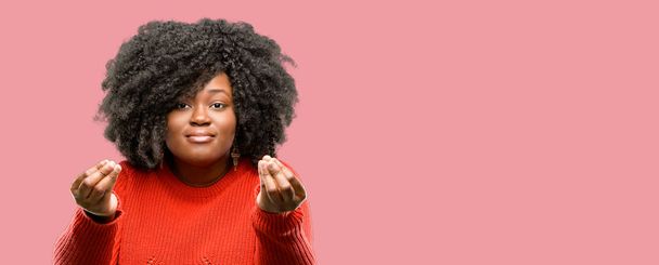 Mooie Afrikaanse vrouw boos gebaren typisch Italiaanse gebaar met hand, op zoek naar camera - Foto, afbeelding