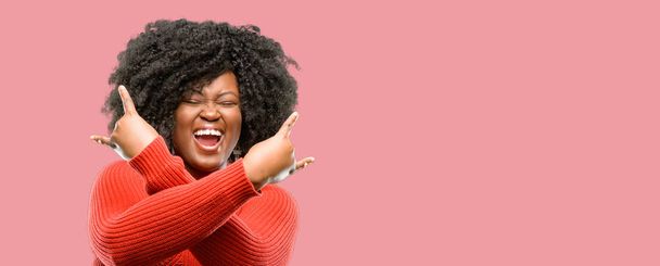 Красива африканська жінка робить рок-символ руками, кричить і святкує
 - Фото, зображення