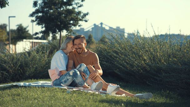 pareja joven enamorada al aire libre - Foto, Imagen
