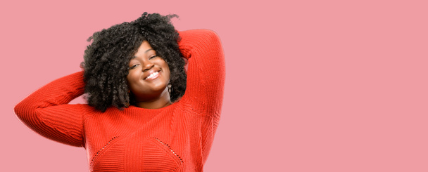 Όμορφη αφρικανική γυναίκα αυτοπεποίθηση και χαρούμενοι με ένα μεγάλο φυσικό χαμόγελο γελώντας - Φωτογραφία, εικόνα