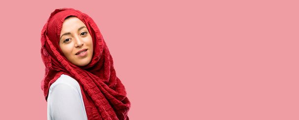 Kendinden emin ve mutlu bir büyük doğal gülümseme gülmek ile hijab giyen genç Arap kadın - Fotoğraf, Görsel