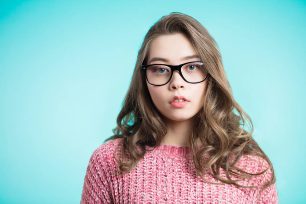 Close up photo of young beautiful girl in glasses looking at camera - Fotoğraf, Görsel