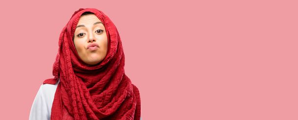 Jovem árabe mulher vestindo hijab expressando amor, golpes beijo na câmera, flertando
 - Foto, Imagem