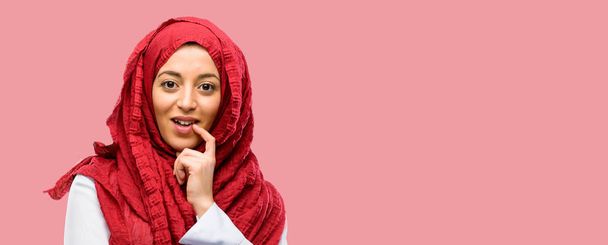 Молода арабська жінка в хіджабі впевнена і щаслива з великою природною посмішкою сміється
 - Фото, зображення